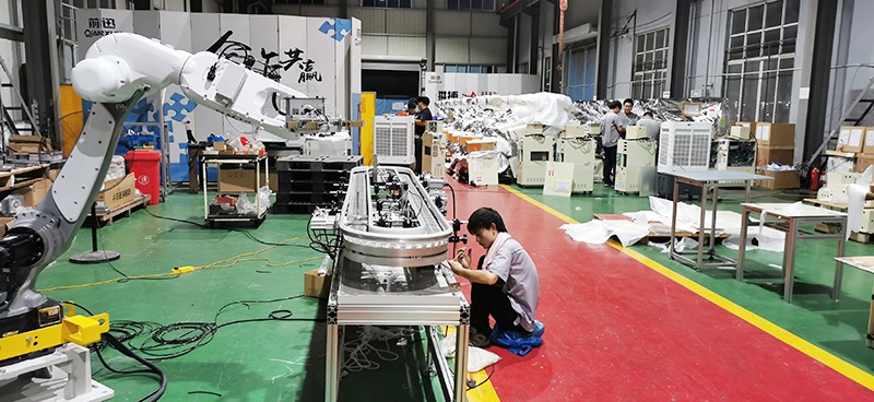 客户不二越(中国)有限公司的技术人员，为了确保机器人的改造工作顺利完成，莅临771771威尼斯.Cm现场指导